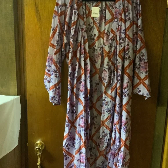 Robe - Picture 1 of 4